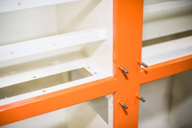 Kompresör tabancasıyla boyanmış metali kapat. Sanayi işi. 