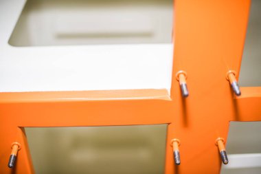 Kompresör tabancasıyla boyanmış metali kapat. Sanayi işi. 