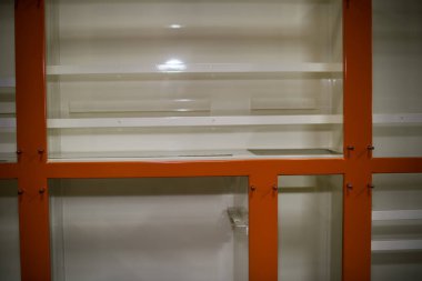 Kompresör tabancasıyla boyanmış metali kapat. Sanayi işi. 