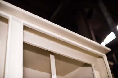 Kompresör tabancasıyla boyanmış metali kapat. Sanayi işi. 