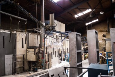 Atölyenin endüstriyel iç mimarisi. Üretimde toz kaplama işlemi.