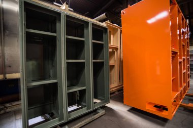 Kompresör tabancasıyla boyanmış metal bir ürün. Sanayi işi. 