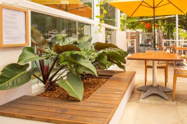 Sandalyeleri ve masası olan güzel bir teras.