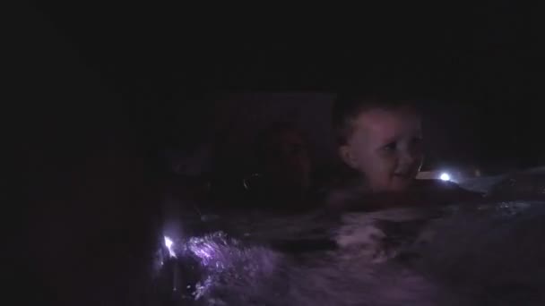 Un papà con figlio in una vasca idromassaggio — Video Stock