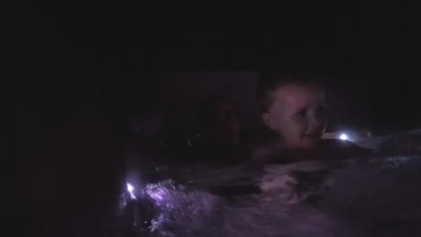 Un padre con su hijo en un jacuzzi — Vídeos de Stock