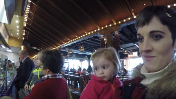 Familia haciendo cola en el restaurante — Vídeo de stock