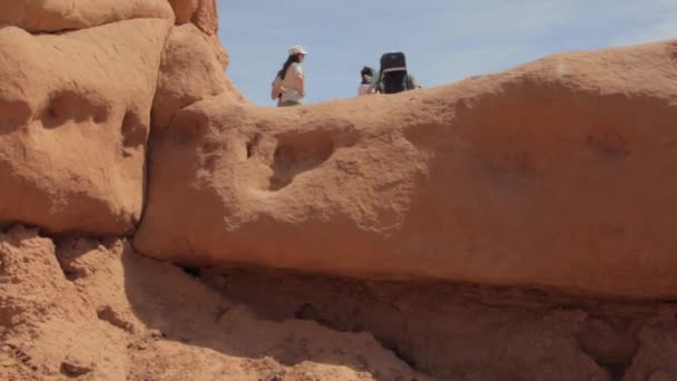 Семейный туризм в каньоне — стоковое видео