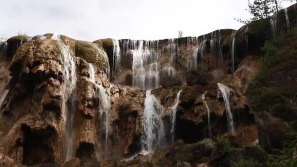 Великолепный водопад в долине Цзючжайгоу — стоковое видео