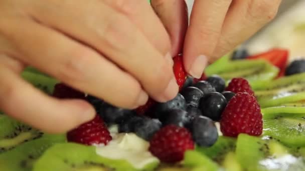 Bagas frescas torta de frutas deserto — Vídeo de Stock