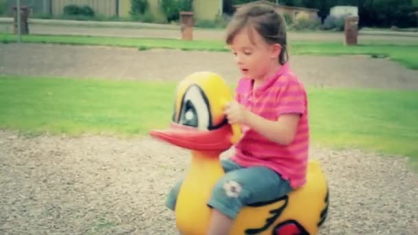 Κορίτσι παίζει με το παιχνίδι στο πάρκο — Αρχείο Βίντεο