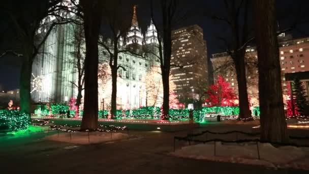 Gente disfrutando de las luces de Navidad — Vídeos de Stock