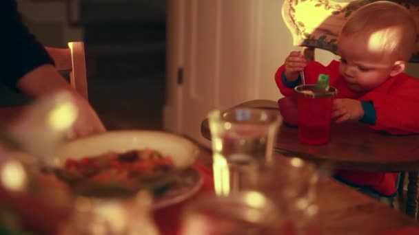 Una madre che prepara la tavola da pranzo — Video Stock