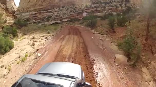 Geländewagen fährt durch Kapitol Riff — Stockvideo