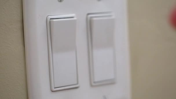 Mão ligando um interruptor de luz — Vídeo de Stock