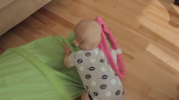 Baby playing with a tunnel — Stock Video