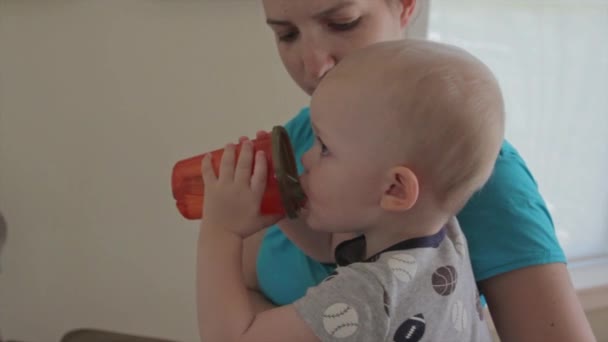 Chico bebiendo de sippy — Vídeos de Stock