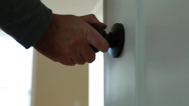 Людина за допомогою дверної ручки — стокове відео