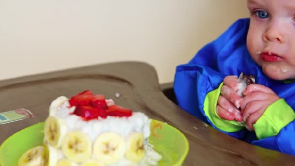 Menino comendo bolo de choclate — Vídeo de Stock