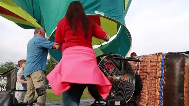 Uma tripulação enche um balão de ar quente — Vídeo de Stock