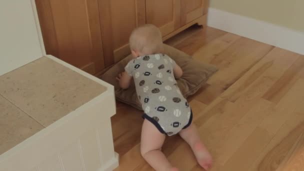 Oynayan erkek bebek — Stok video