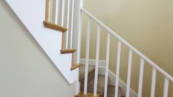 Лестница в новом доме — стоковое видео