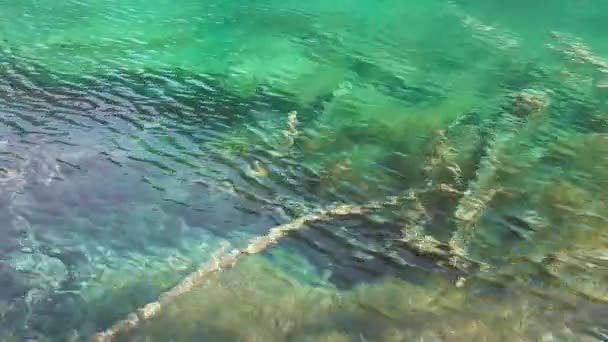 Озеро в красивой долине Дзючжайгоу — стоковое видео