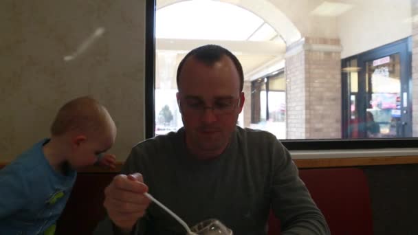 Отец ест молочный коктейль — стоковое видео