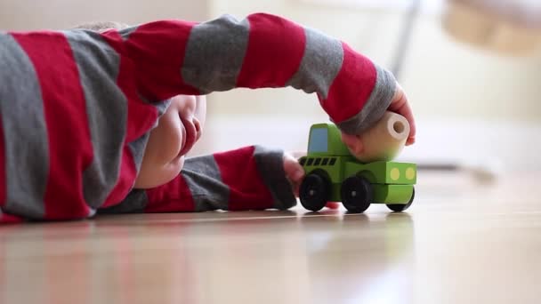 Menino brincando com brinquedo caminhão — Vídeo de Stock