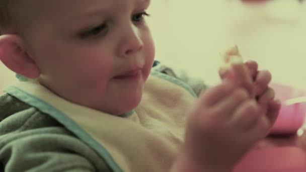 그의 구운된 치즈를 먹는 소년 — 비디오