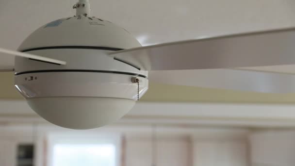 Ventilatore a soffitto acceso — Video Stock