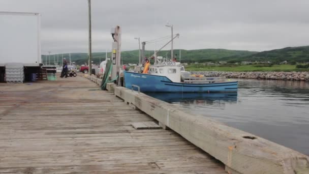 Barco de pesca se arrastra fuera del puerto — Vídeos de Stock