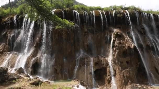 Hermosa cascada en el valle de Juizhaigou — Vídeo de stock