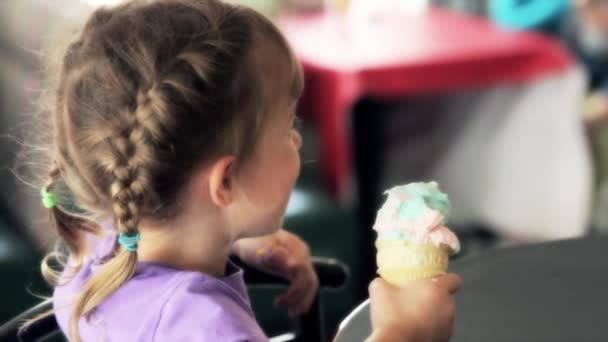 Una ragazza leccare gelato cono — Video Stock