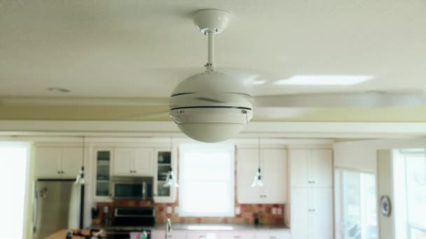 Ventilatore a soffitto acceso — Video Stock