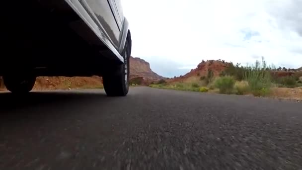 Suv che attraversa Capitol Reef — Video Stock