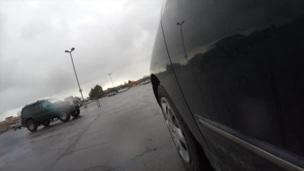 Carro dirigindo através de estacionamento — Vídeo de Stock