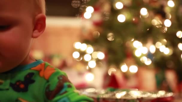 Boy opening christmas presents — Stock Video