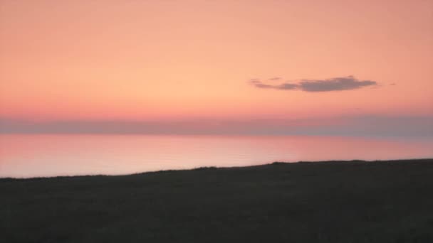 Ein schöner Sonnenuntergang über dem Meer — Stockvideo