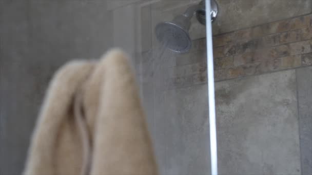 Warme stomende douche — Stockvideo