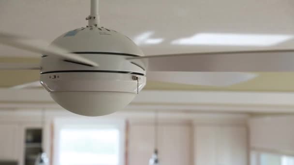 Ventilatore a soffitto acceso — Video Stock