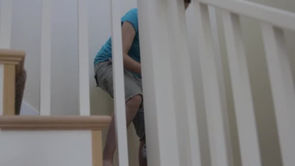 Baby und Mutter auf der Treppe — Stockvideo