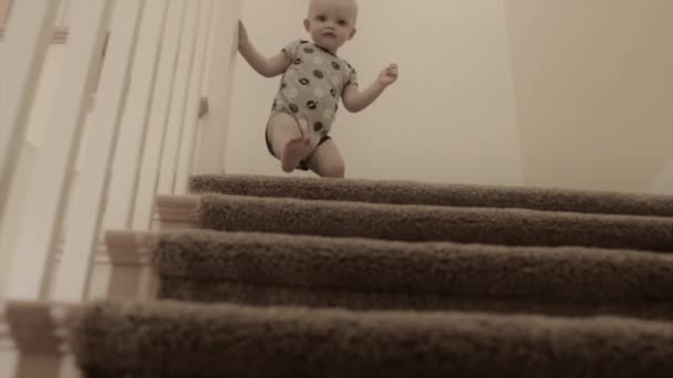 Bebé jugando en las escaleras — Vídeo de stock