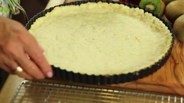 Mujer haciendo tarta de frutas — Vídeos de Stock