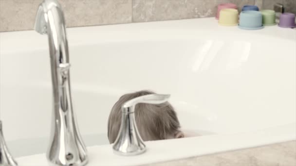 Anak mendapatkan bersih di bak mandi — Stok Video