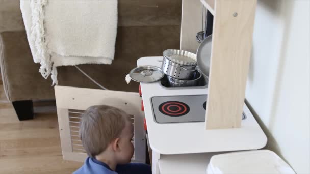 Todler brincando com cozinha de brinquedo — Vídeo de Stock