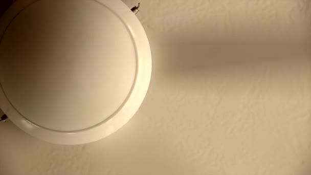 Ventilatore a soffitto bianco acceso — Video Stock