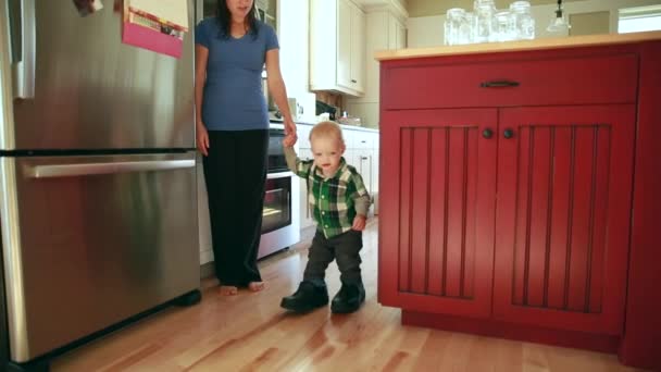 Niño caminando en sus padres zapatos — Vídeos de Stock