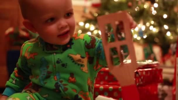 Menino abrindo presentes de Natal — Vídeo de Stock