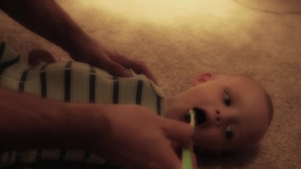 Father brushes his baby teeth — Stock Video