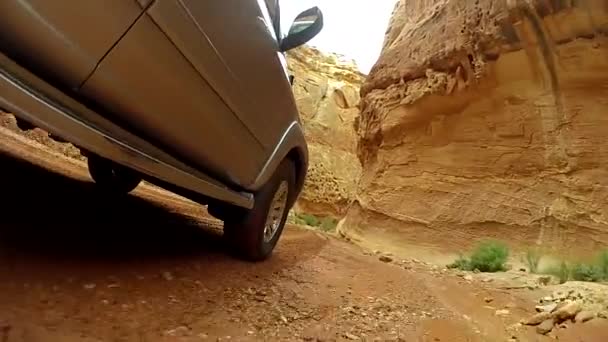 Geländewagen fährt durch Kapitol Riff — Stockvideo